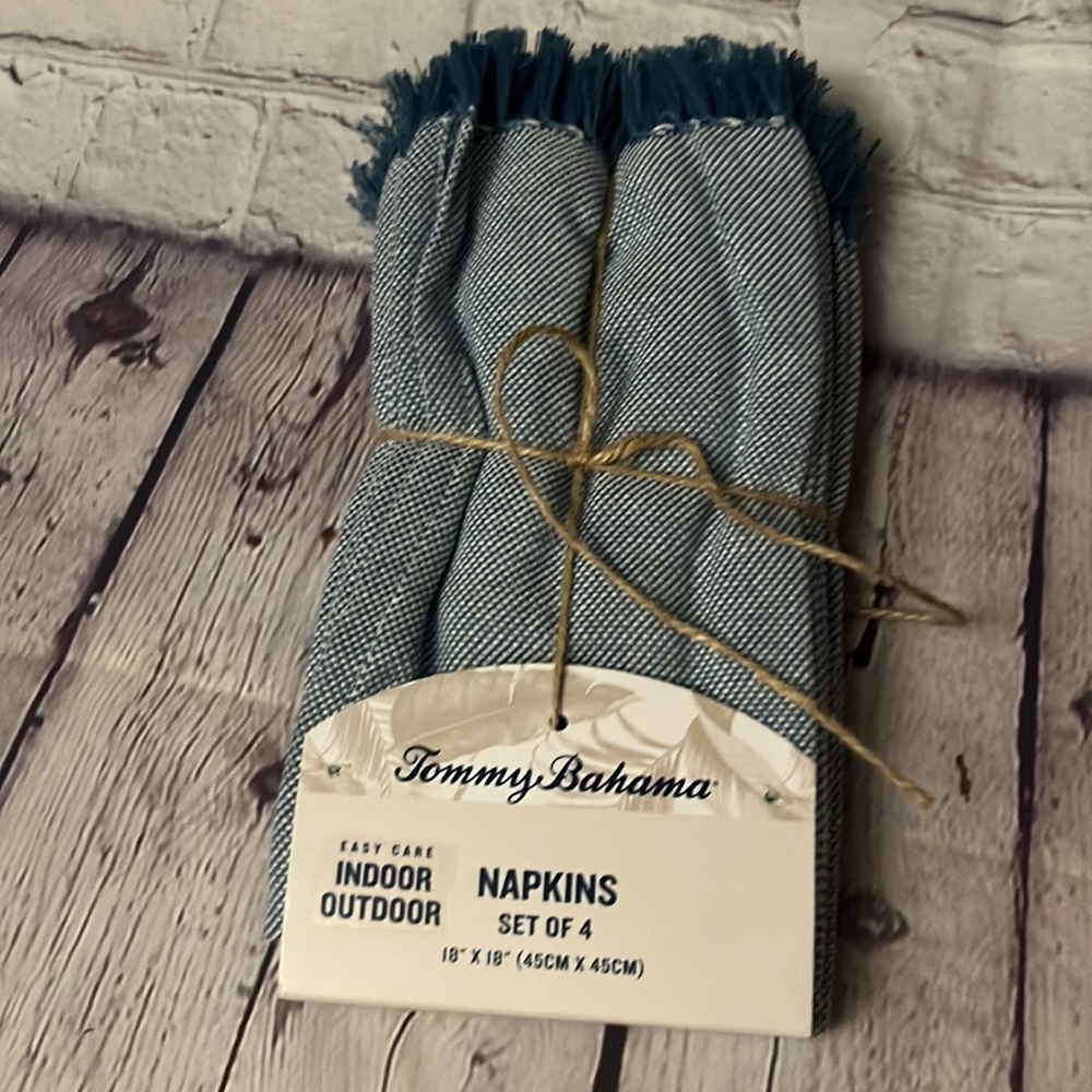 NWT Tommy Bahama set of 4 Napkins